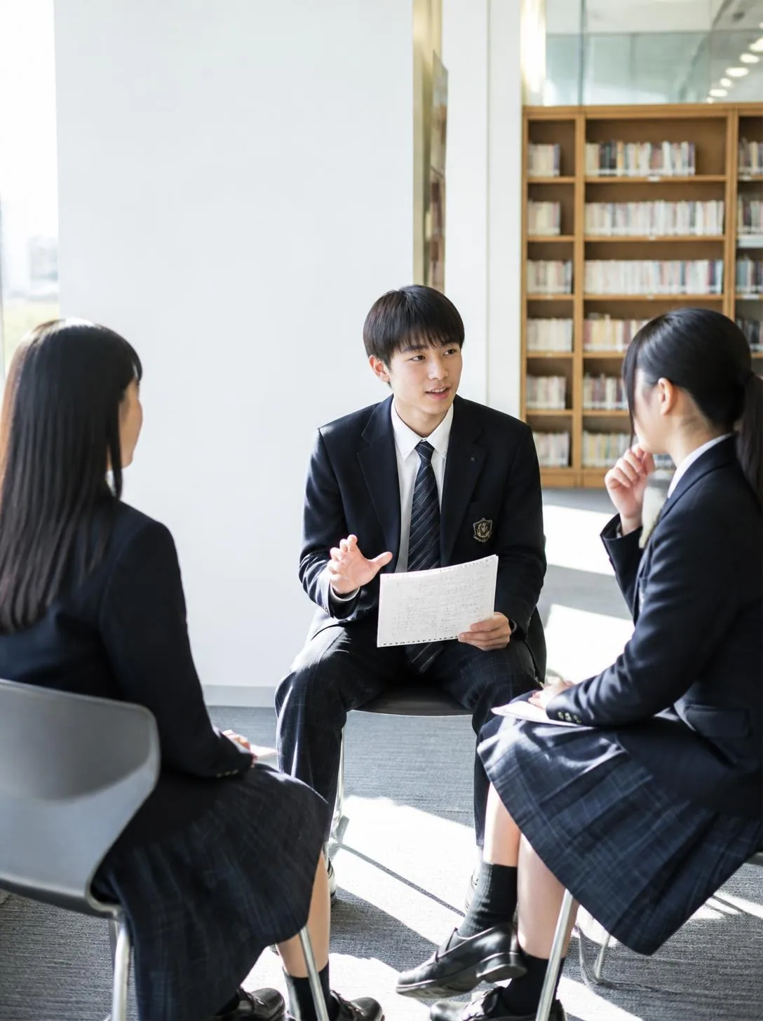 輪になって対話する高校生たちのイメージ写真